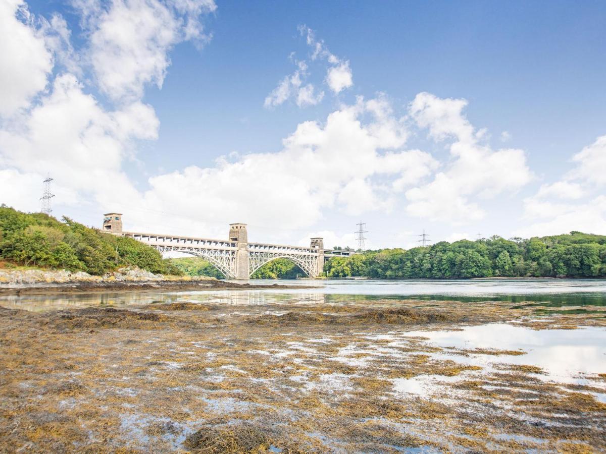 スランヴァイルプールグウインゲル Menai Viewヴィラ エクステリア 写真